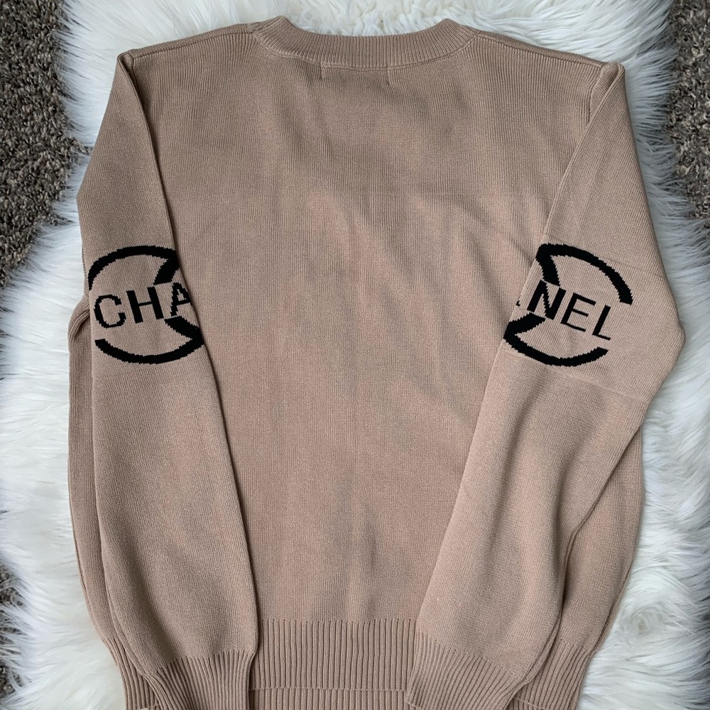 CHANEL Beige Sweater with Black CC Logo - Picture 2 of 8